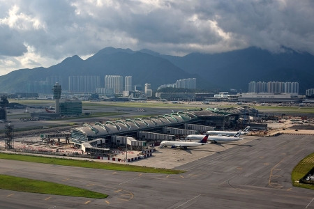 香港国际机场-中场客运廊_(圖源維基百科)