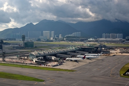 香港国际机场-中场客运廊_（圖源維基百科）